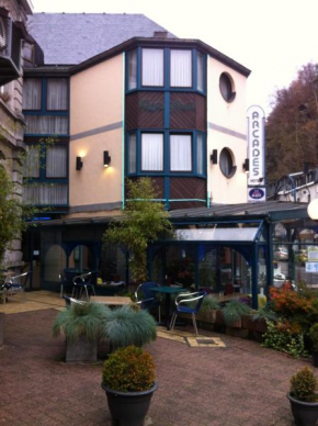 Гостиница Hotel Les Arcades  Ла Рош-Ан-Арден